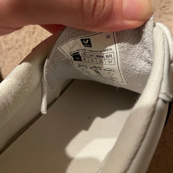 Veja v10/v-10 white sneakers w red back - Picture 4 of 4